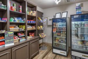 Supermarket nebo jiné obchody v  hotelu nebo okolí