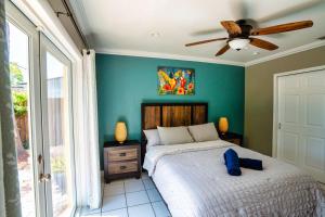 a bedroom with a bed and a ceiling fan at Tropical Paradise in Fort Lauderdale