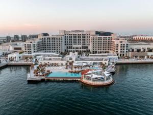 una vista aerea di un resort in acqua di Hilton Abu Dhabi Yas Island a Abu Dhabi