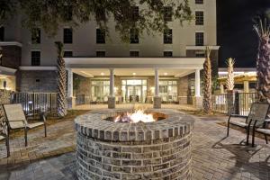 a fire pit in the courtyard of a building at Hampton Inn & Suites Charleston Airport in Charleston