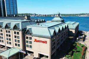 eine Luftansicht eines Marriott-Hotels auf dem Wasser in der Unterkunft Halifax Marriott Harbourfront Hotel in Halifax