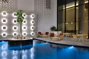 Bazén v ubytování Hilton Abu Dhabi Yas Island nebo v jeho okolí
