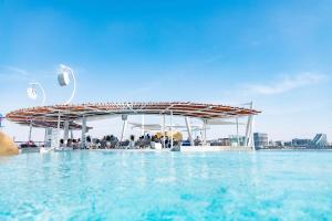 Bazén v ubytování Hilton Abu Dhabi Yas Island nebo v jeho okolí