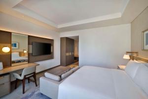 Postel nebo postele na pokoji v ubytování Hilton Abu Dhabi Yas Island