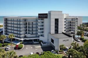 una vista aérea de un hotel con aparcamiento en DoubleTree Resort by Hilton Myrtle Beach Oceanfront en Myrtle Beach