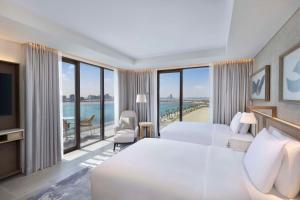 Postel nebo postele na pokoji v ubytování Hilton Abu Dhabi Yas Island