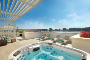 Bazén v ubytování Hilton Abu Dhabi Yas Island nebo v jeho okolí