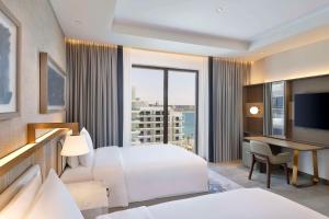 Postel nebo postele na pokoji v ubytování Hilton Abu Dhabi Yas Island