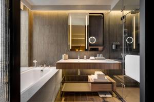Bagno di Hotel Resonance Taipei, Tapestry Collection by Hilton
