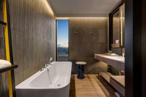 Bagno di Hotel Resonance Taipei, Tapestry Collection by Hilton