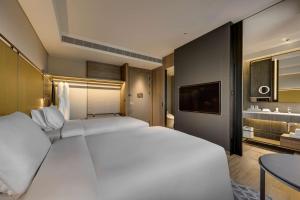Letto o letti in una camera di Hotel Resonance Taipei, Tapestry Collection by Hilton