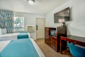 Postel nebo postele na pokoji v ubytování Studio 6 Suites - Albany, OR