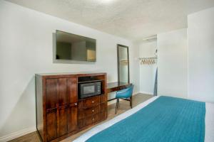 TV a/nebo společenská místnost v ubytování Studio 6 Suites - Albany, OR