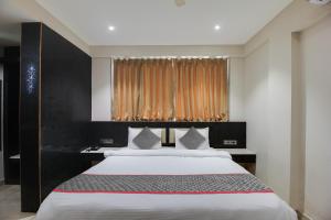 - une chambre avec un grand lit et une fenêtre dans l'établissement Collection O Avasa Grand, à Vieux-Goa