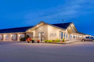 ハーストにあるVilla Inn & Suites - SureStay Collection by Best Westernの建物の前に車が駐車されている