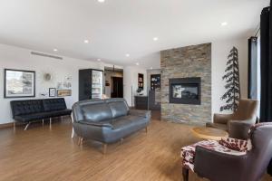Χώρος καθιστικού στο Villa Inn & Suites - SureStay Collection by Best Western