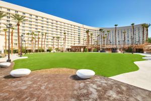 拉斯維加斯的住宿－Virgin Hotels Las Vegas, Curio Collection by Hilton，一座大建筑,在一座建筑前有一座绿色庭院