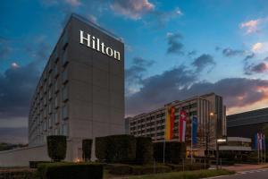 un edificio con una señal de hilton en el costado en Hilton Geneva Hotel and Conference Centre en Ginebra