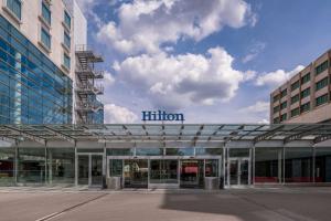 um edifício com uma placa no topo em Hilton Geneva Hotel and Conference Centre em Genebra