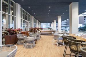 Restoran ili drugo mesto za obedovanje u objektu Embassy Suites By Hilton Aruba Resort
