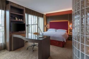 Hilton Geneva Hotel and Conference Centre客房内的一张或多张床位