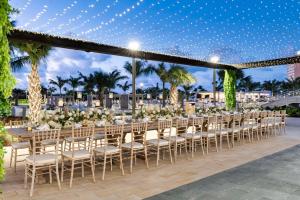 Um restaurante ou outro lugar para comer em Embassy Suites By Hilton Aruba Beach Resort mais 37 fotos