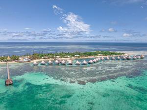 una vista aérea de un complejo en el océano en DoubleTree by Hilton Noumea Ilot Maitre Resort, en Ilot Maitre