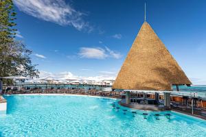 DoubleTree by Hilton Noumea Ilot Maitre Resort内部或周边的泳池