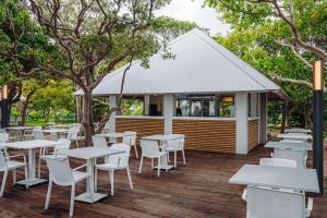 DoubleTree by Hilton Noumea Ilot Maitre Resort餐厅或其他用餐的地方