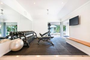 DoubleTree by Hilton Noumea Ilot Maitre Resort的电视和/或娱乐中心