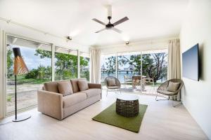 DoubleTree by Hilton Noumea Ilot Maitre Resort的电视和/或娱乐中心