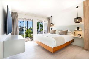 DoubleTree by Hilton Noumea Ilot Maitre Resort客房内的一张或多张床位