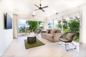 DoubleTree by Hilton Noumea Ilot Maitre Resort的电视和/或娱乐中心