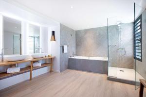 DoubleTree by Hilton Noumea Ilot Maitre Resort的一间浴室