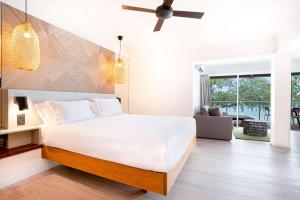 DoubleTree by Hilton Noumea Ilot Maitre Resort客房内的一张或多张床位
