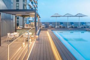 einen Balkon mit Pool auf einem Gebäude in der Unterkunft Hilton Garden Inn Umhlanga Arch in Durban