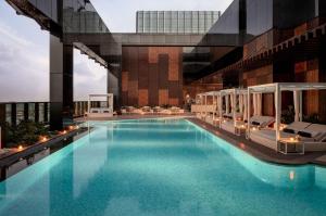 DoubleTree by Hilton Dubai M Square Hotel & Residences内部或周边的泳池