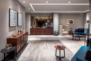DoubleTree by Hilton Dubai M Square Hotel & Residences的休息区