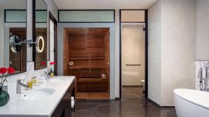 DoubleTree by Hilton Dubai M Square Hotel & Residences的一间浴室