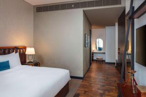 DoubleTree by Hilton Dubai M Square Hotel & Residences客房内的一张或多张床位