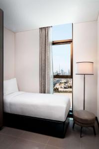 DoubleTree by Hilton Dubai M Square Hotel & Residences客房内的一张或多张床位