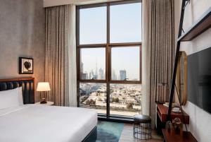 DoubleTree by Hilton Dubai M Square Hotel & Residences客房内的一张或多张床位