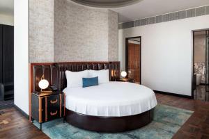 DoubleTree by Hilton Dubai M Square Hotel & Residences客房内的一张或多张床位