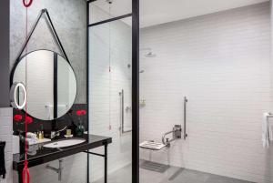 DoubleTree by Hilton Dubai M Square Hotel & Residences的一间浴室