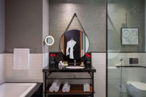 DoubleTree by Hilton Dubai M Square Hotel & Residences的一间浴室