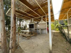 una cocina al aire libre con mesa y parrilla en Lindo Departamento en El Tabo, Condominio Vista Mar en El Tabo