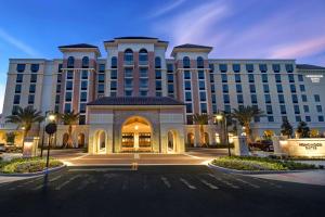 un gran hotel con un estacionamiento delante de él en Homewood Suites By Hilton Orlando Flamingo Crossings, Fl, en Orlando