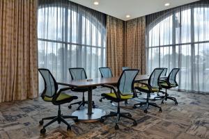 une salle de conférence avec une grande table et des chaises dans l'établissement Home2 Suites By Hilton Orlando Flamingo Crossings, FL, à Orlando