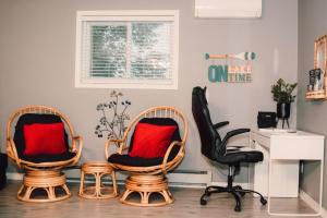twee stoelen met rode kussens in een kamer bij Sun Chaser Bay in Carrying Place