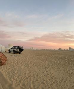 Un jeep estacionado en la arena en el desierto en Egypt white and black desert with Camping, en Az Zabū